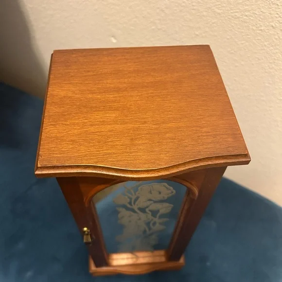Vintage Mele&Company Richmond upright wooden jewelry box with etched mirror door - Picture 3 of 3